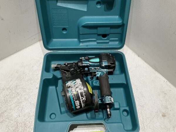 Spikpistol Makita AN711H